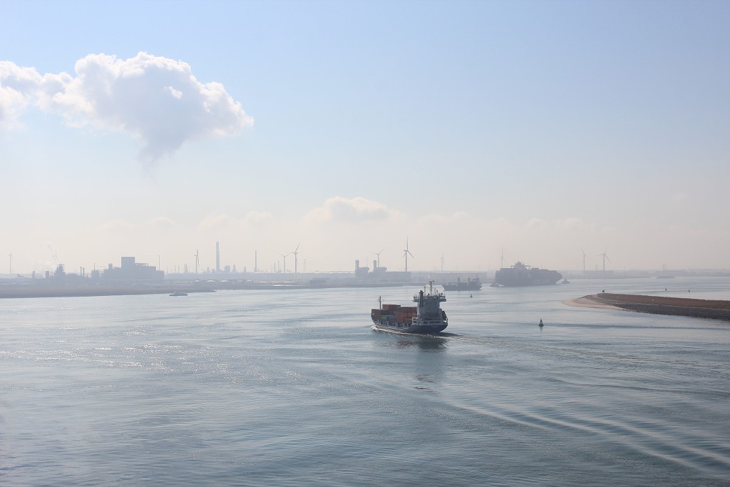 europoort maasvlakte rotterdam botlek haven scheepvaart industrie fabrieken marine transport overslag terminal portlantis ferry centrale
